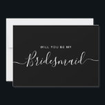 Convite Placa de Proposta Mínima de White Bridesmaid Preta<br><div class="desc">Proposta de Bridesmaid da Caligrafia Branca e Negra Moderna Minimalista. Cartão de pedido e convite do partido de noiva. Apresenta fontes personalizadas de tendências e scripts de na moda.</div>