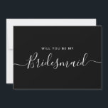 Convite Placa de Proposta Mínima de White Bridesmaid Preta<br><div class="desc">Proposta de Bridesmaid da Caligrafia Branca e Negra Moderna Minimalista. Cartão de pedido e convite do partido de noiva. Apresenta fontes personalizadas de tendências e scripts de na moda.</div>