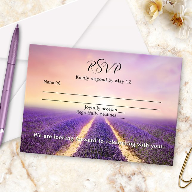 Convite Placa RSVP de Casamento de Campo da Flor lavanda (Wedding RSVP card featuring a painting of a lavender flower field in dreamy lilac, violet and purple)
