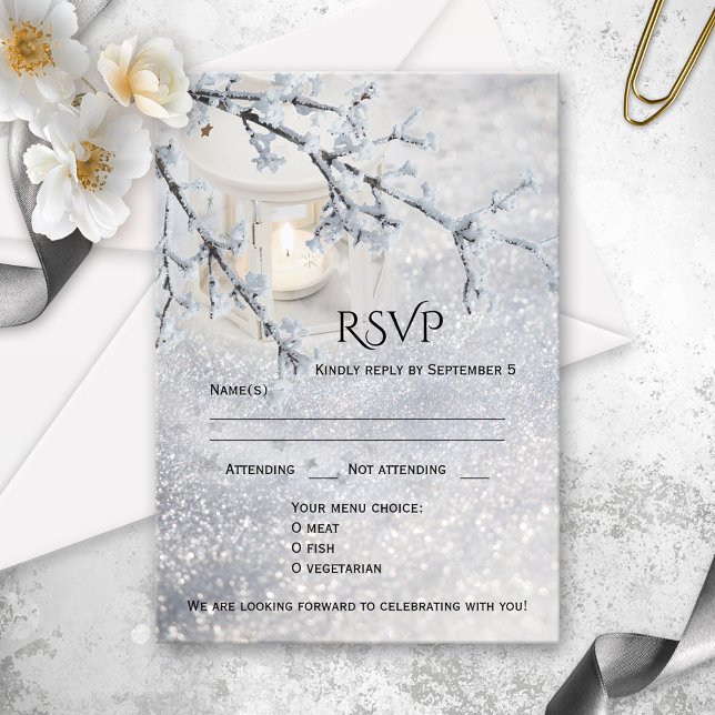 Convite Placa RSVP de Casamento no inverno de Neve Esponte (RSVP card showing a candle lit lantern in sparkling white snow with a snow covered tree branch)