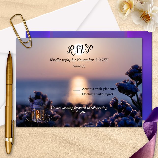 Convite Placa RSVP de Casamento no inverno Sunset Costeira (Wedding RSVP card featuring a coastal sunset and romantic lantern with sparkling lights)