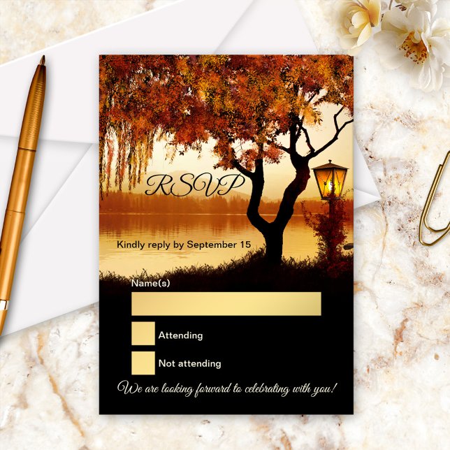 Convite Placa RSVP de Casamento outono de Árvore do Lake V (RSVP card featuring a colorful autumn tree with festive lantern overlooking a romantic lake)