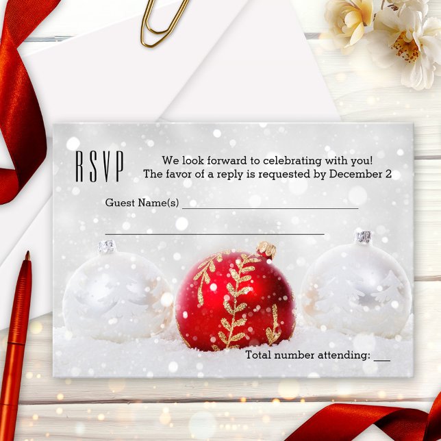 Convite Placa RSVP de Férias de Natal de Prata de Neve Esp (Christmas or Holiday party RSVP card featuring silver and red Christmas baubles and sparkling light )