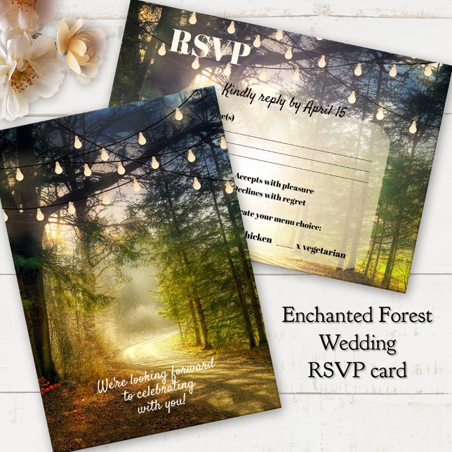 Convite Placa RSVP de Luzes de String de Floresta Encantad (Magical wedding RSVP card featuring a path in an enchanted forest with festive string lights)