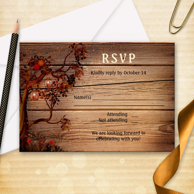 Convite Placa RSVP do Casamento outono de Luzes Românticas (RSVP card featuring an autumn tree with fall leaves, roses and candle lit lanterns on rustic wood)