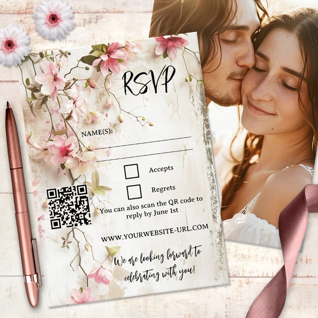 Convite Placa RSVP Floral Rosa Rustica Boho Chic (Boho chic RSVP card featuring watercolor pink flowers on a rustic background, with QR code)