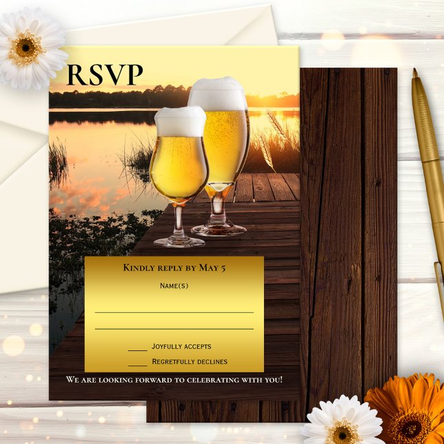 Convite Placa RSVP Sunset Beer Summer (Wedding RSVP card featuring a sunset at a lake with beer glasses on a jetty)