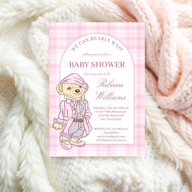 Convite Podemos esperar muito xadrez clássico rosa (We can bearly wait pink classic plaid teddy bear girls baby shower invitation cards template)