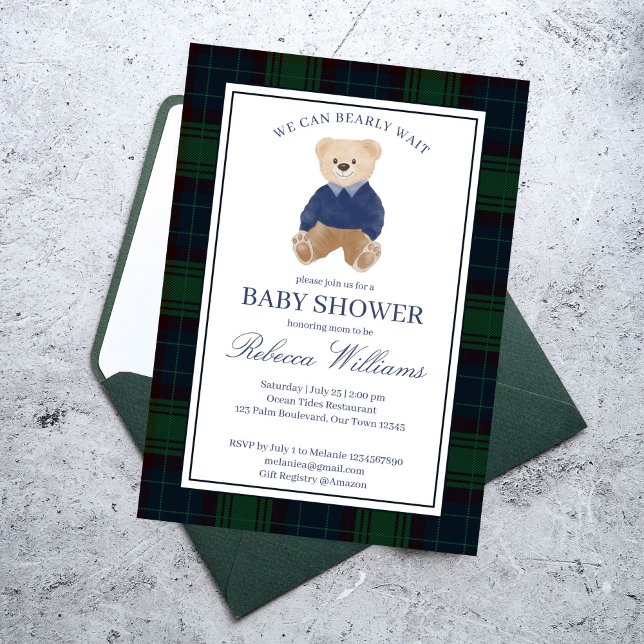 Convite Podemos esperar o chá de fraldas clássico da xadre (We can bearly wait classic navy blue green plaid teddy bear baby shower invitation cards template)