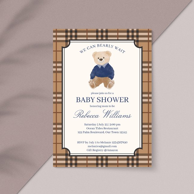 Convite Podemos esperar o chá de fraldas clássico da xadre (We can bearly wait classic brown plaid teddy bear elegant baby shower invitation cards template)
