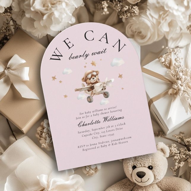 Convite Podemos Esperar! Urso de Teddy e Avião (We Can Bearly Wait! Cute, modern, pink, baby shower arch invitation.)