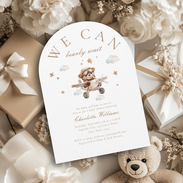 Convite Podemos Esperar! Urso de Teddy e Avião (We Can Bearly Wait! Cute, modern, white, baby shower arch invitation.)