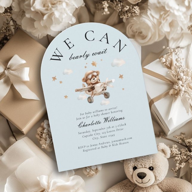Convite Podemos Esperar! Urso de Teddy e Avião (We Can Bearly Wait! Cute, modern, blue, baby shower arch invitation.)