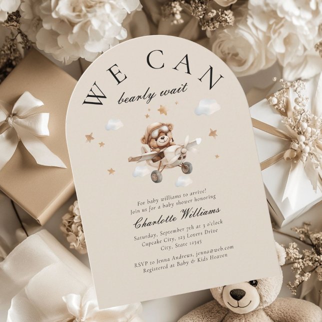 Convite Podemos Esperar! Urso de Teddy e Avião (We Can Bearly Wait! Cute, modern, beige, baby shower arch invitation.)