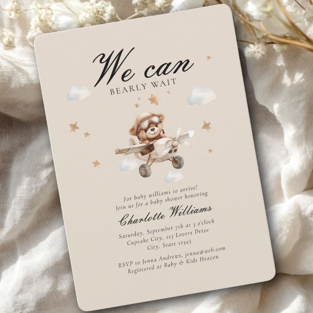 Convite Podemos Esperar! Urso de Teddy e Avião (We Can Bearly Wait! Cute Bear & Plain Baby Shower Invitation)