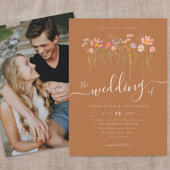Convite Prado de Flores Silvestres Boho Foto Marrom Açúcar (Wildflower meadow fall florals photo brown sugar beige burnt orange wedding invitation)