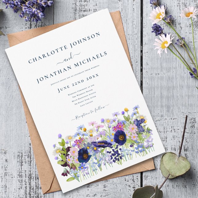 Convite Prado de Flores Silvestres Moderno (Modern colorful wildflower meadow wedding invitation boho watercolor floral blue pink purple )