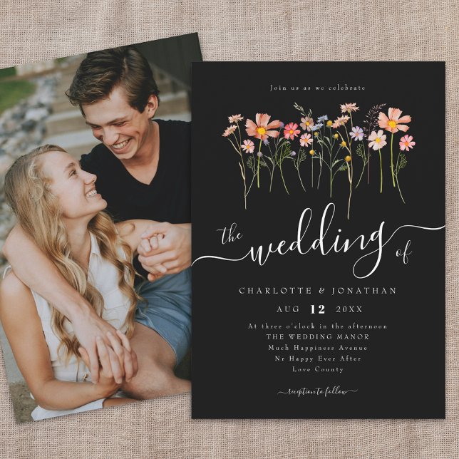 Convite Prado de Flores Silvestres Script Foto Preto e Bra (Wildflower meadow fall florals photo black and white wedding invitation Whimsical elegant script )