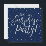 Convite Prata & Azul Marinho | 50º Festa de Aniversário Su<br><div class="desc">Celebre seu dia especial com este modelo de convite de festa de aniversário surpresa moderno prata e azul marinho. Este design apresenta caligrafia texturizada em dourado chique e fundo de confetes. Você pode personalizar o texto para qualquer aniversário ou evento. (21º,  30º,  40º,  50º,  60º,  70º,  80º,  90º,  100º)</div>