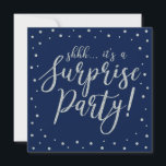 Convite Prata e Marinho | 50ª Festa de aniversário surpres<br><div class="desc">Celebre seu dia especial com este modelo convite de aniversário de surpresa prata e marinho. Este design apresenta caligrafia texturizada de ouro cônico e fundo de confetti. Você pode personalizar o texto para qualquer aniversário ou evento. (21rua,  30,  40º,  50º,  60º,  70,  80,  90,  100º)</div>