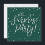 Convite Prata e verde | 60ª Festa de aniversário surpresa<br><div class="desc">Celebre seu dia especial com este convite de aniversário de modelo surpresa prateado e verde. Este design apresenta caligrafia texturizada de ouro cônico e fundo de confetti. Você pode personalizar o texto para qualquer aniversário ou evento. (21rua,  30,  40º,  50º,  60º,  70,  80,  90,  100º)</div>