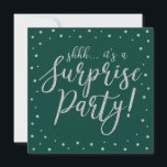 Convite Prata & Verde | 60º Festa de Aniversário Surpresa<br><div class="desc">Celebre seu dia especial com este modelo de convite de festa de aniversário surpresa moderno prata e verde. Este design apresenta caligrafia texturizada em dourado chique e fundo de confetes. Você pode personalizar o texto para qualquer aniversário ou evento. (21º,  30º,  40º,  50º,  60º,  70º,  80º,  90º,  100º)</div>