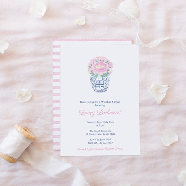 Convite Preppy Ginger Jar Pink Peonie Chá de fraldas (Pretty Invitation Featuring A Ginger Jar Vase Filled With Pink Peonies & A Pink White Stripe Backer)