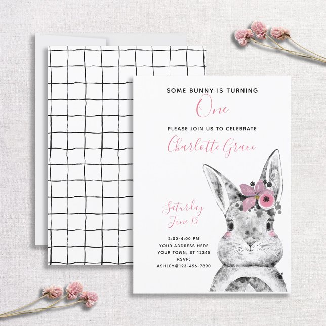 Convite Preto e Branco Um coelhinho está virando um aniver (Criador carregado)
