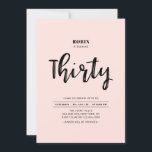 Convite Preto e Rosa | Festa simples de aniversário de 30<br><div class="desc">Celebre seu dia especial com este simples convite de festas na moda. Este design apresenta um script de pincel chic com um layout limpo em um plano de fundo rosa. Mais designs disponíveis no meu compro BaraBomDesign.</div>