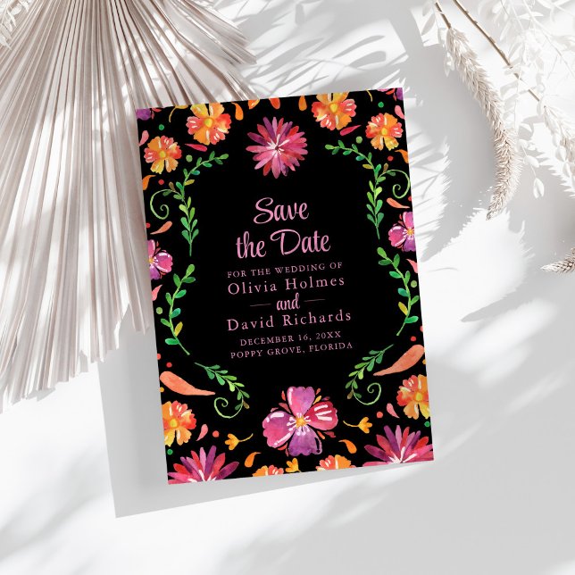 Convite Preto Mexicano Floral Fiesta Salve a Data (Black Mexican Floral Fiesta Save the Date Invitation on a sunny boho white table.)