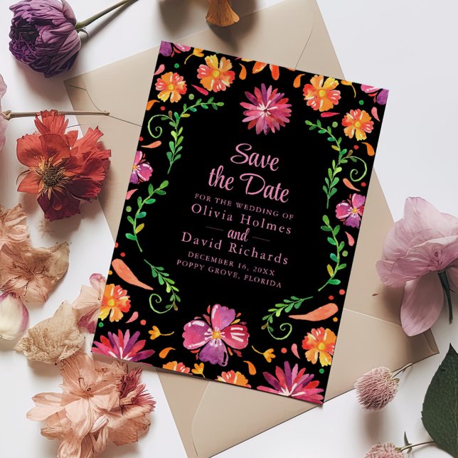 Convite Preto Mexicano Floral Fiesta Salve a Data (Black Mexican Floral Fiesta Save the Date Invitation on a wedding table with colorful flowers.)