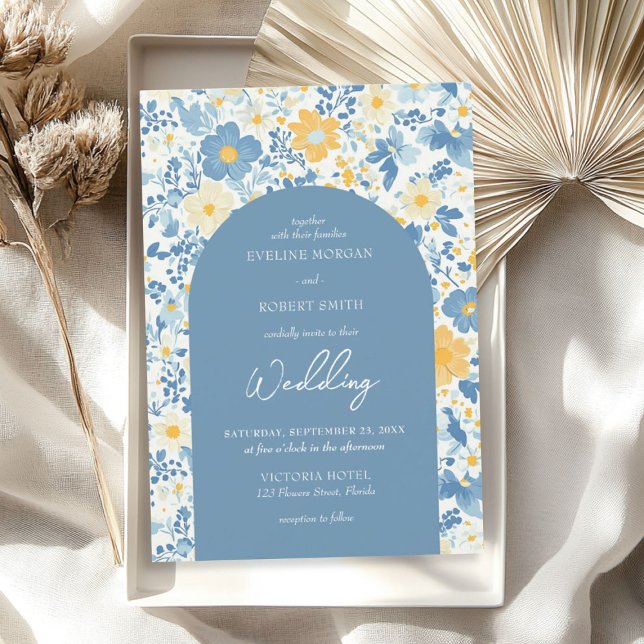 Convite Primavera azul-poeirento e flores amarelas do camp (Spring dusty blue and yellow cottage flowers arch invitation)