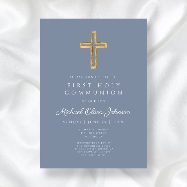 Convite Primeira Comunhão de Menino Religioso Azul Moderno (Modern Dusty Blue Religious Boy First Communion Invitation)