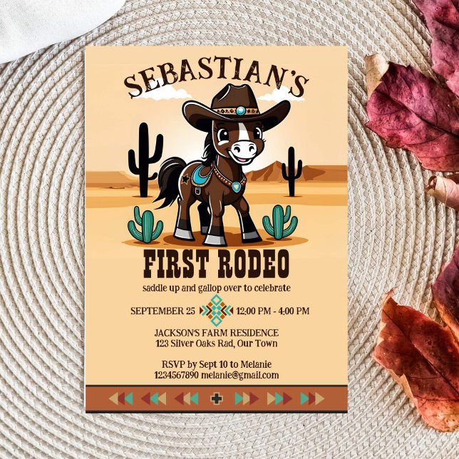 Convite Primeira festa de aniversário de cavalo de cowboy  (First rodeo cute cowboy baby horse in a hat birthday party template download western Arizona desert)