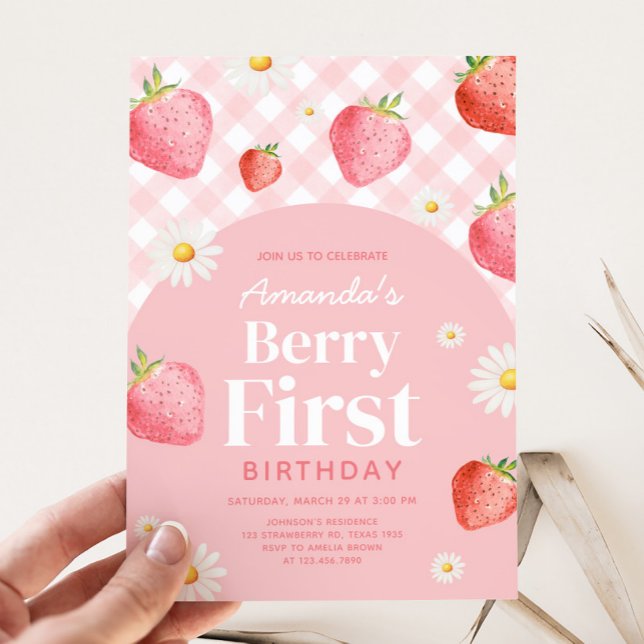 Convite Primeira Festa de aniversário de Gingham Berry (Pink Gingham Strawberry Berry Birthday Party Invitation)