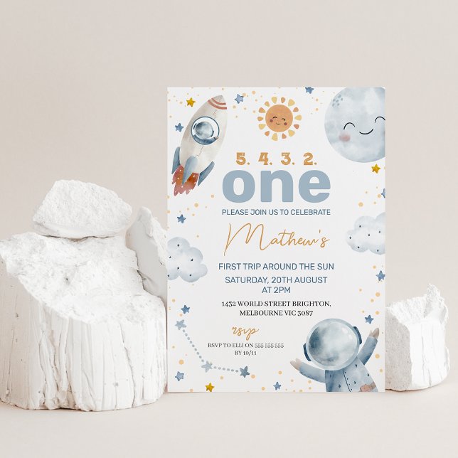 Convite Primeira viagem do espaço solar em torno do primei (Cute boy's first trip around the sun first birthday invitation featuring a sun, spaceman and more.)