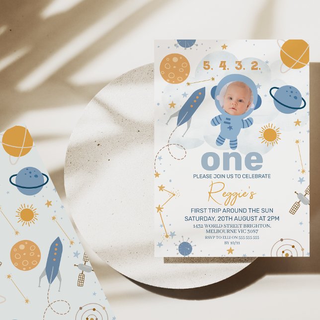 Convite Primeira viagem em torno do primeiro aniversario s (First trip around the sun 1st birthday invitation with photo in astronaut's helmet. Outer space )