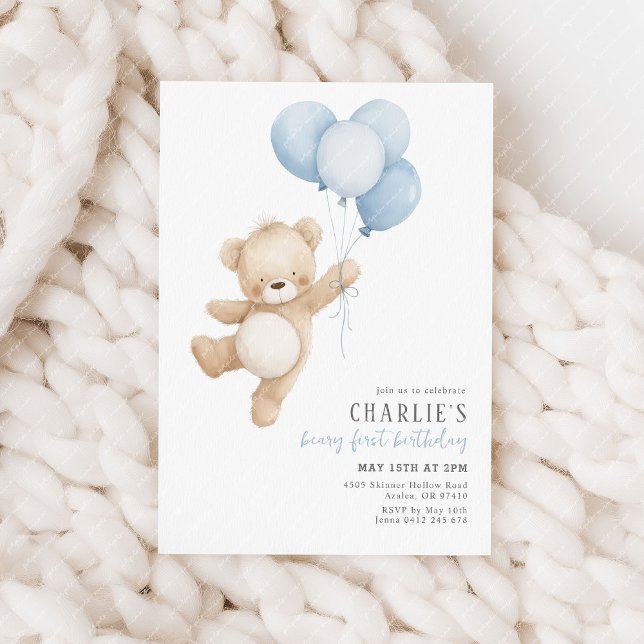 Convite Primeiro aniversario Beary First Blue Balloon Boy  (Beary 1st Birthday! Boys first birthday invitation with blue balloons and cute teddy bear.)