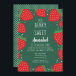 Convite Primeiro aniversario Berry Sweet Strawberry Kids<br><div class="desc">Este belo convite de 1rua/primeiro aniversário de uma garota doce de fruta apresenta um fundo verde com morangos. O verso apresenta um fundo verde e bolinhas brancas. Você pode personalizar isso ainda mais clicando no botão "PERSONALIZAR". Correspondência de Itens em nosso compro para um tema completo de festa. Para mais...</div>