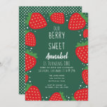 Convite Primeiro aniversario Berry Sweet Strawberry Kids<br><div class="desc">Este belo convite de 1rua/primeiro aniversário de uma garota doce de fruta apresenta um fundo verde com morangos. O verso apresenta um fundo verde e bolinhas brancas. Você pode personalizar isso ainda mais clicando no botão "PERSONALIZAR". Correspondência de Itens em nosso compro para um tema completo de festa. Para mais...</div>