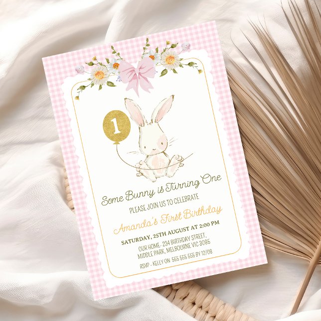 Convite Primeiro aniversario de coelho branco-rosa-vivo do (Some Bunny 1st Birthday Invitation Wildflowers Bow, Bunny Themed Birthday Invitation for Girl)