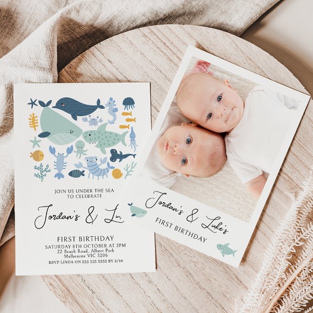 Convite Primeiro aniversario de Crianças do Mar de Fotos d (Modern twin boy's sea creatures or onder the sea first birthday invitation with a photo on the back.)