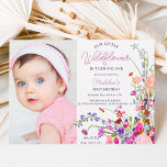 Convite Primeiro aniversario de fotos moderno de guindaste<br><div class="desc">Nossa flor silvestre está girando 1! Imagem elegante de flores primavera de verão modernas,  com bonito escritura de flores e pincéis selvagens,  primeiro convite para fotografia de festa de aniversário com uma tipografia caligráfica moderna com flores vermelhas,  roxas,  rosa,  terracotta.</div>