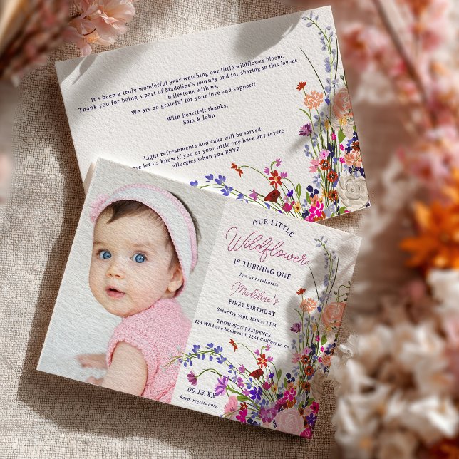 Convite Primeiro aniversario de fotos moderno de guindaste (Modern chic wildflower script photo 1st birthday invitation)