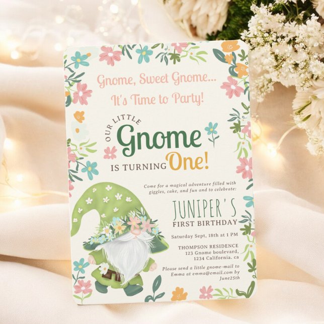 Convite Primeiro aniversario de Gnomo da Floresta Floral V (Cute Green Floral Woodland Gnome 1st Birthday Invitation)