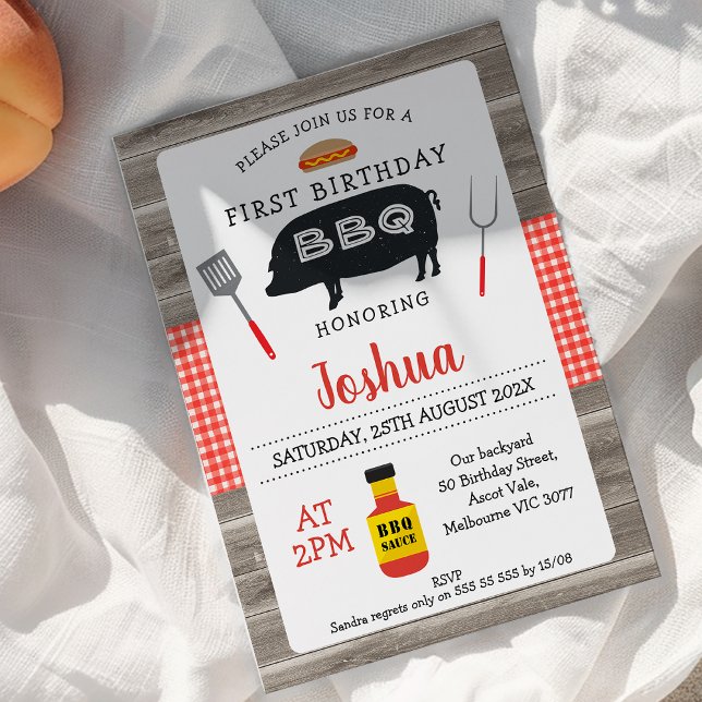 Convite Primeiro aniversario de Porco de Xadrez Vermelha M (Red gingham and wood BBQ first birthday invitation featuring a pig silhouette and cooking utensils. )