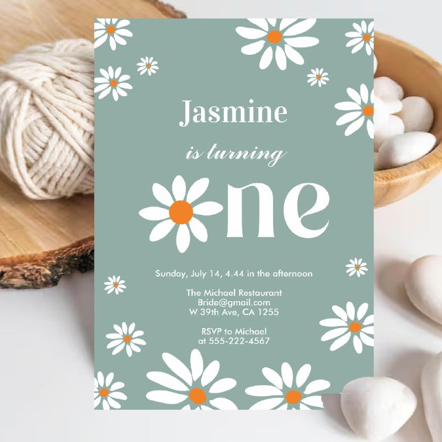 Convite Primeiro aniversario de Sage Green Retro Groovy Da (Sage Green Retro Groovy Daisy Florals 1st Birthday Invitation)