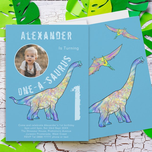 Convite Primeiro aniversario do Dinossauro Azul (One a saurus dinosaur 1st birthday party invitation with photo template colorful dino watercolor)