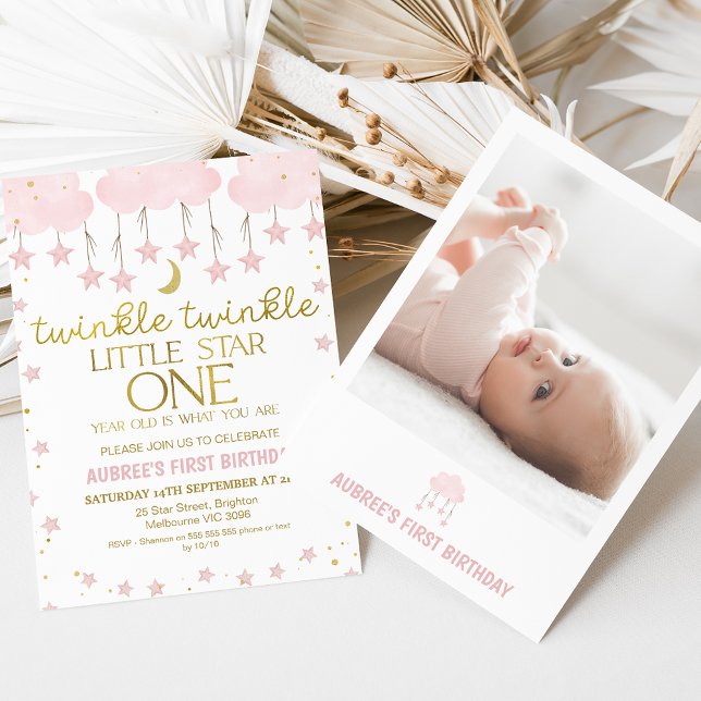Convite Primeiro aniversario em Torção de Foto em Nuvem Ro (Pink and gold winkle twinkle little star first birthday invitation featuring a photo on the back.)