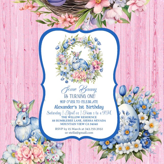 Convite Primeiro aniversario Floral Cor-de-Peste Azul (Blue Easter Bunny Pink Floral Wreath 1st Birthday Invitation)